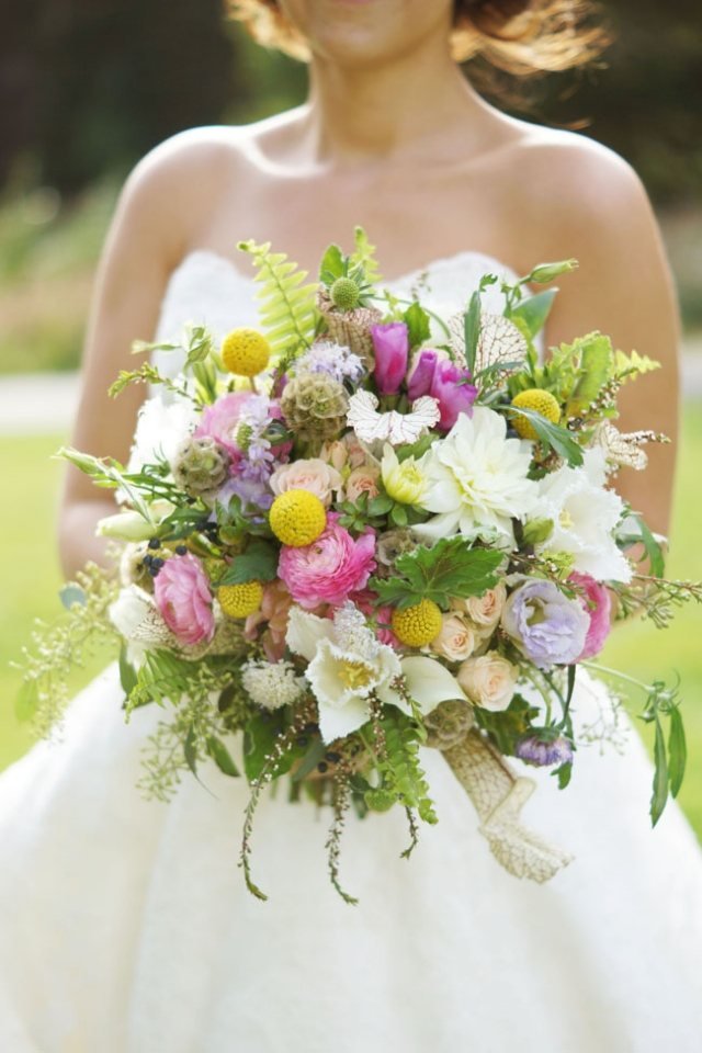 Frodig bukett med sommarblommor och romantisk lantlig charm