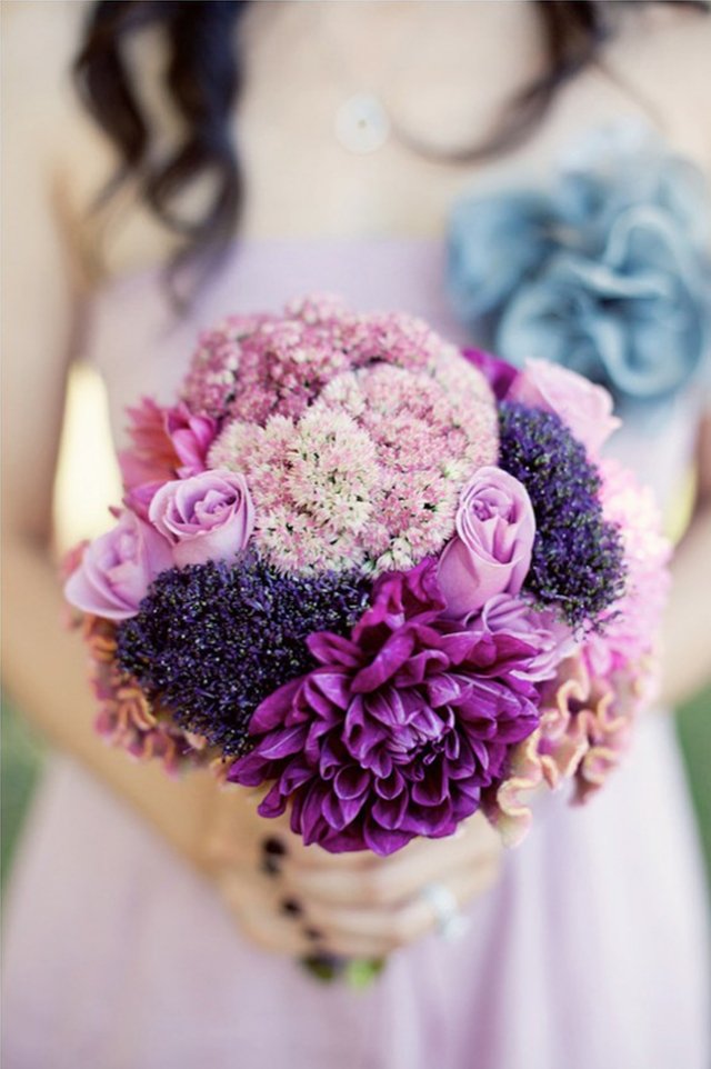 Vilda blommor-i-brudbuketten-lila-ros-pion-blommig-doftande