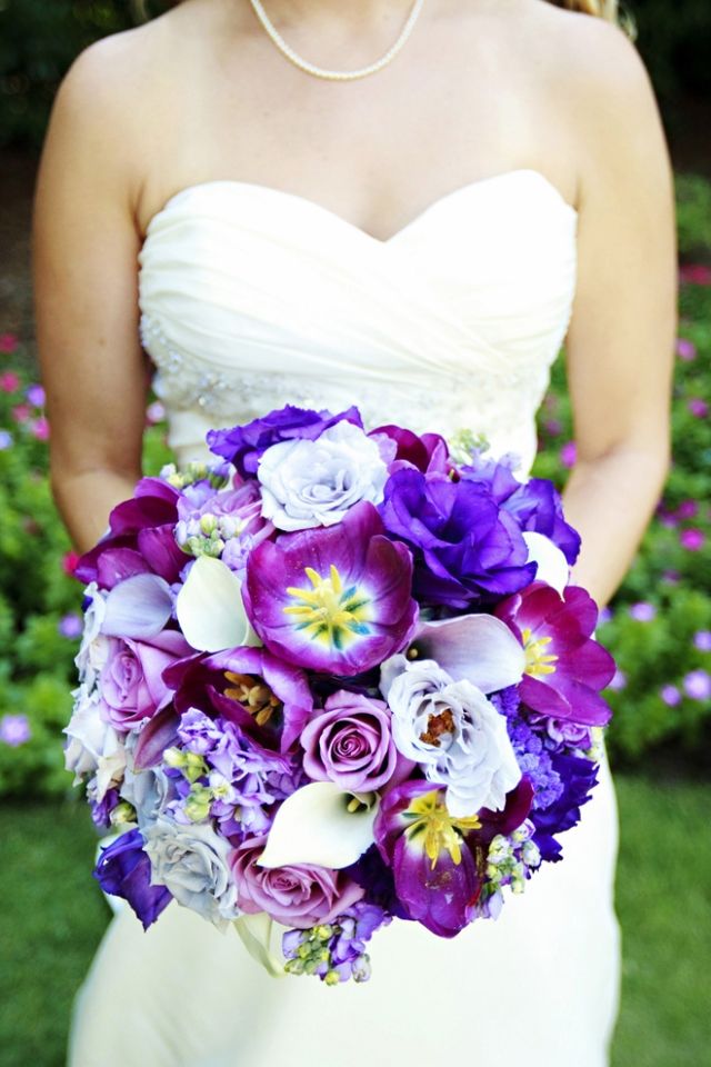 vilda blommor-bukett-idéer-vita-rosor-calla-indigo-färger-blommor-bröllopsklänning-design