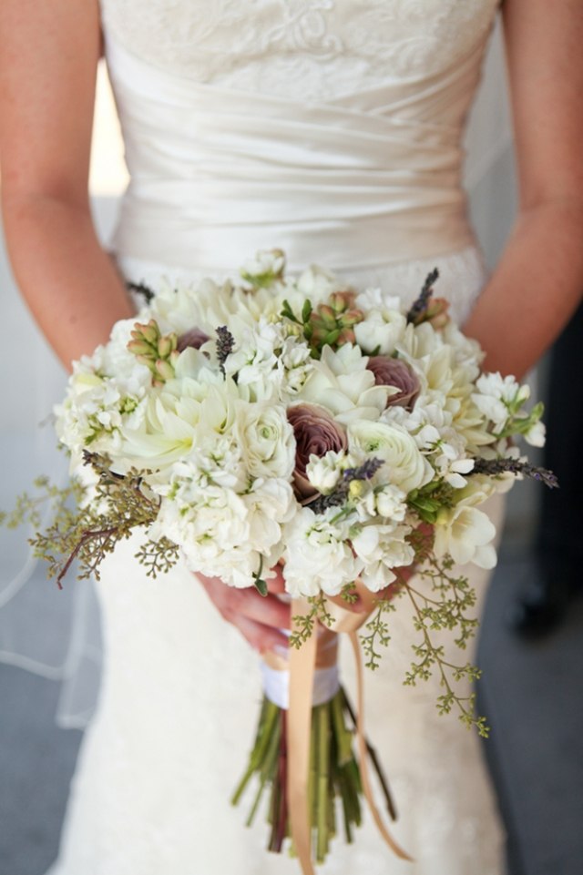 trendigt-brud-mode-2014-elegant-buketter-vita-blommor-doftande