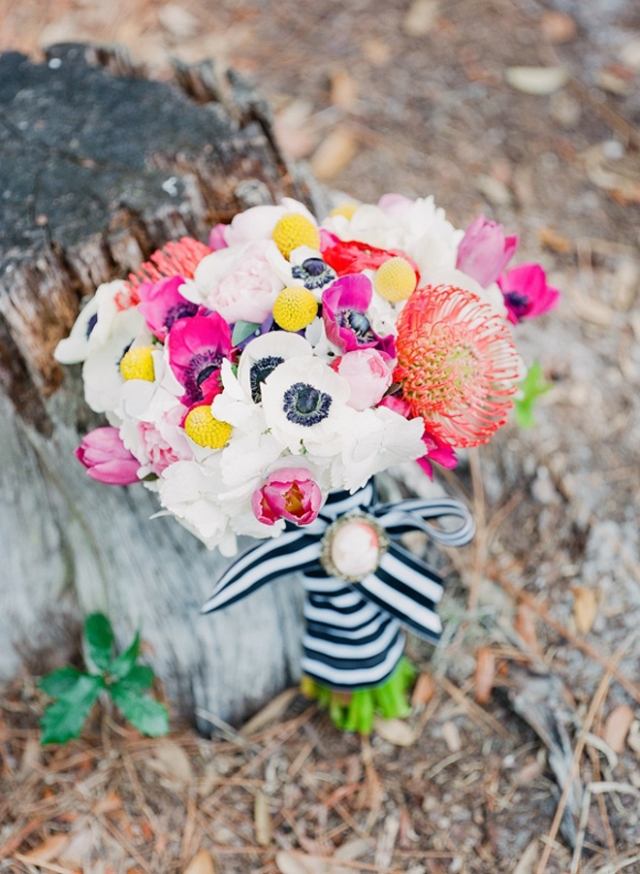 Sommar-blommor-snitt-blommor-bröllop-bukett-bunden-med-band