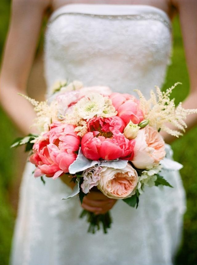 Pioner-rosa-bukett-smycken-somriga-bröllop-accessoarer-trender