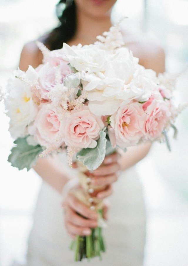 romantisk-look-chic-blommor-i-brud-buketten-rosa-vita-rosor