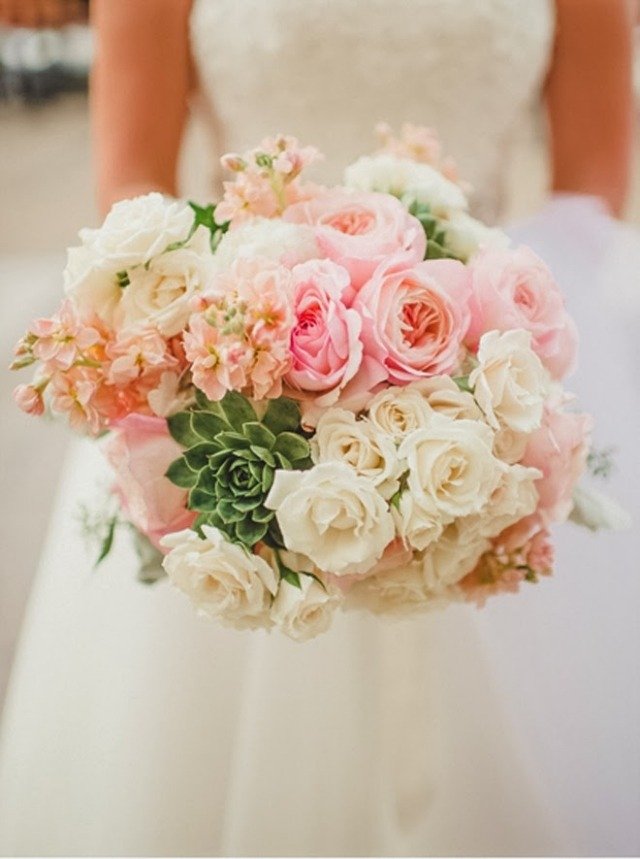 Bröllop-trender-brudbukett-idéer-med-romantiska-blommor-gröna-blad-boll-form