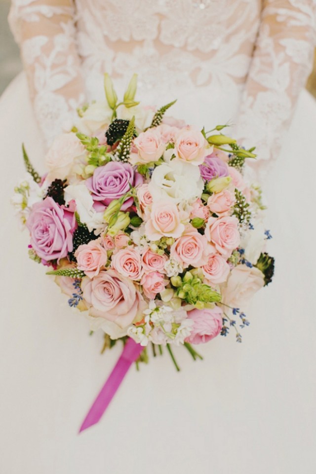 Bröllop-bukett-rosor-smycken-för-bruden-idéer-blommor-för-sfäriska-brudbukett