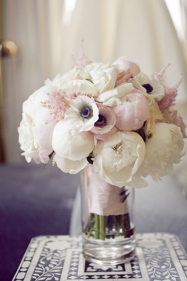 bröllop-dekoration-bukett-vita-vår-blommor-tätt-bundna-med-band