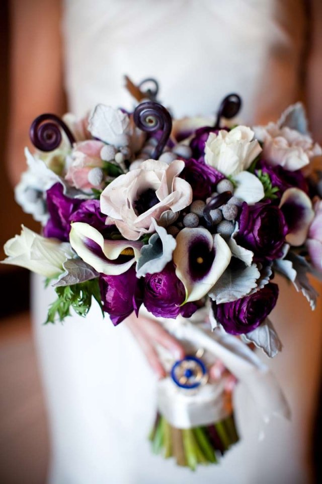 Välj-extravaganta-brudbukett-idéer-lila-vita-färger-blommor-beroende på säsong