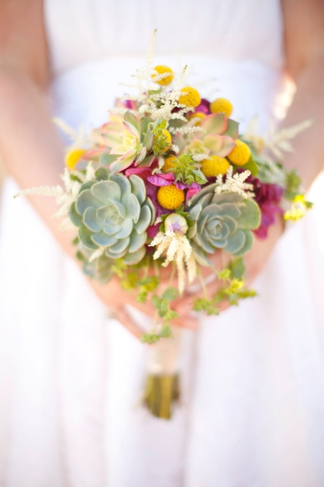 Designer-bukett-med-vilda-blommor-succulenter-sommar-bröllop-brud-smycken