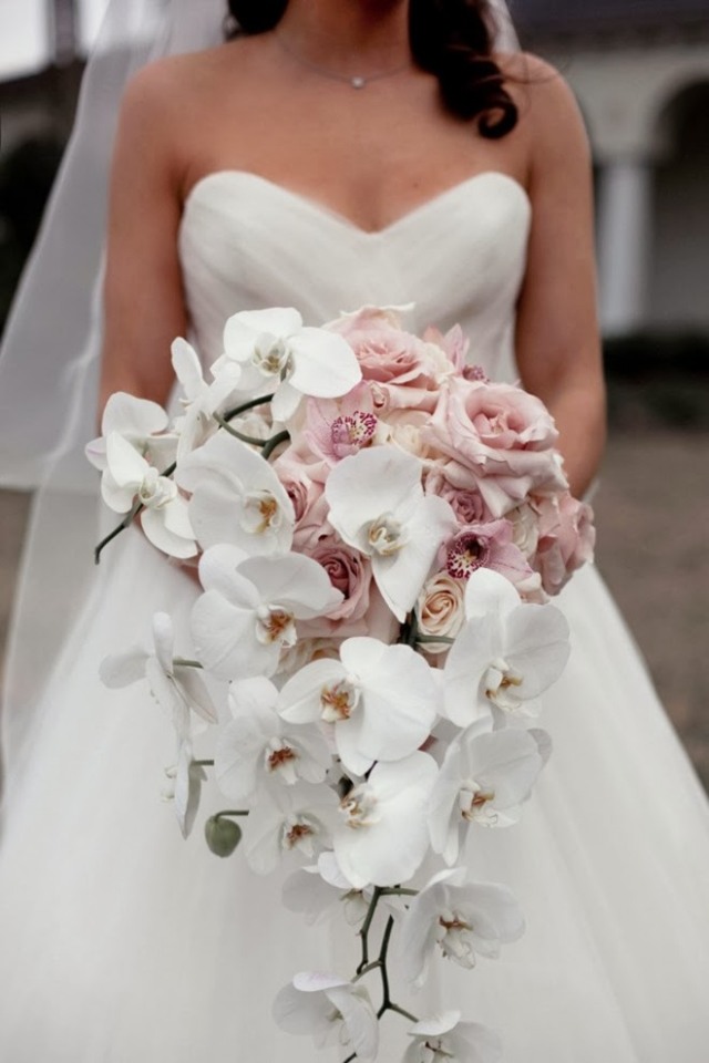 vattenfall-flödande-bukett-vit-rosa-blommor-bröllop-trender