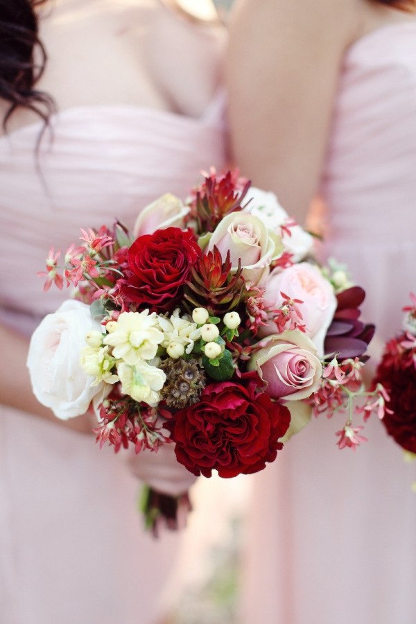 Bukett-röda rosor-vita-blommor-bröllop-mode-2014