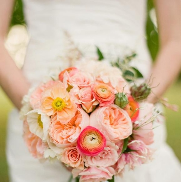 Brudbukett-idéer-original-säsongsbetonade-blommor-ordna-stilfullt