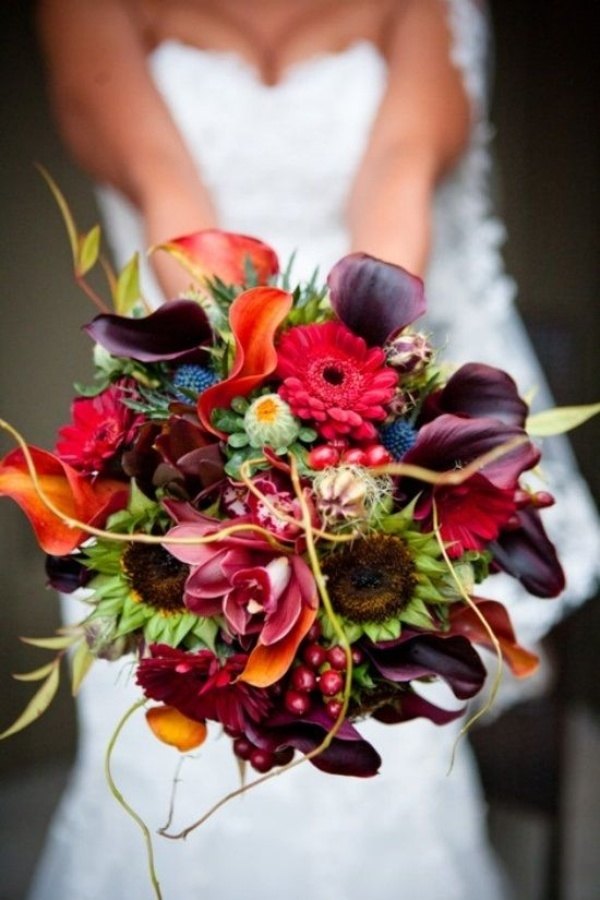 Brudbukettidéer-beroende-på-säsongen-höst-blommor-frukter-solros
