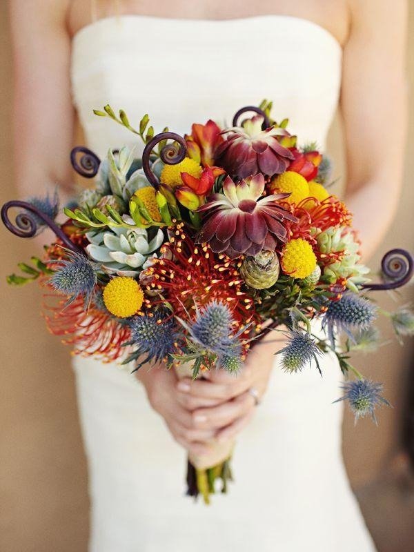 Tistelbukett-extravagant-färgglada-idéer-somriga-blommor-bröllop-på-sommaren