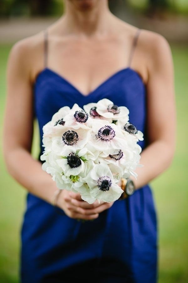 Liten-vit-bukett-tätt-bundna-blommor-brud-jungfru-klänning-blå