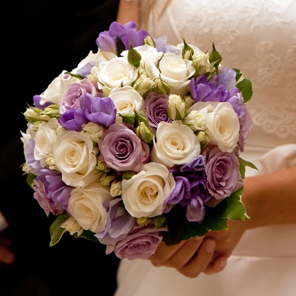 Blomma-smycken-till-bruden-Biedermeier-bukett-med-rosor-elegant