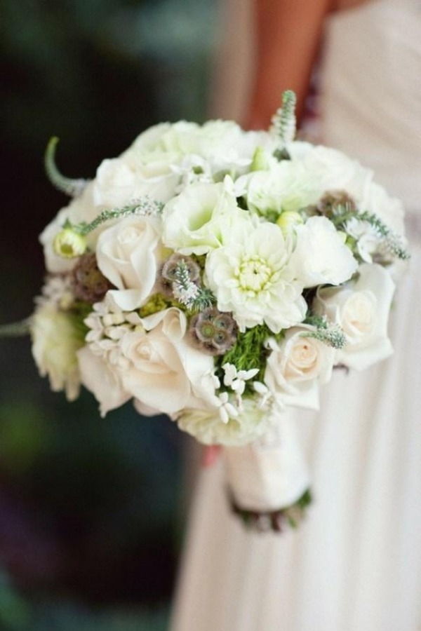 eleganta buketter-idéer-bröllop-vita-doftande-blommor-söt-doft