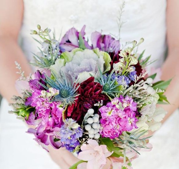 Frodig-bukett-olika-blommor-idéer-bröllop-mode-2014