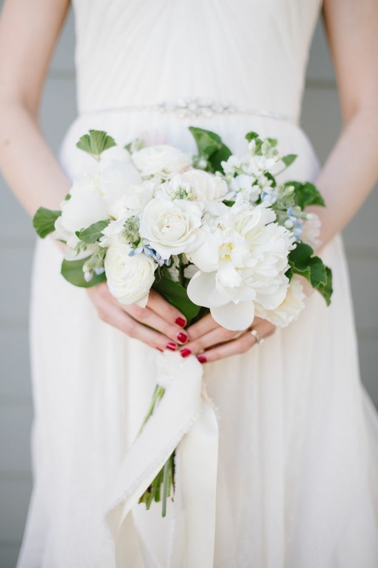 brudbukett vit-blommor-rosett-bröllopsklänning bälte