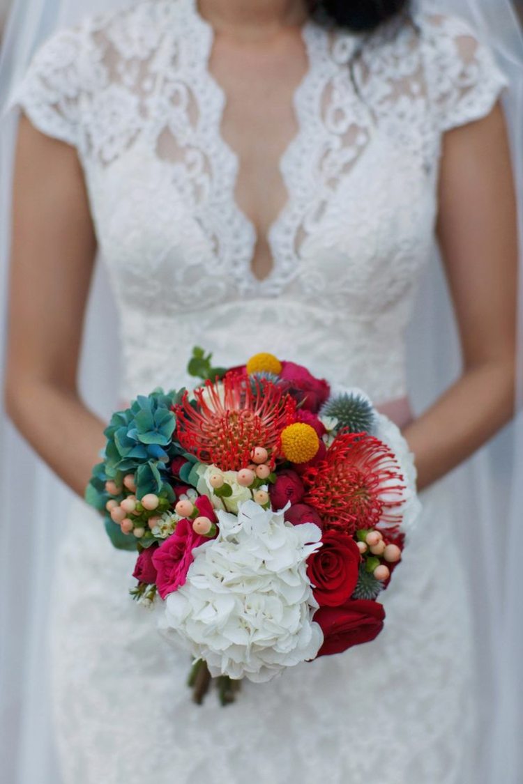 brudbukett-röd-äng-blomma-grön-accenter-elegant-sommar-blommor