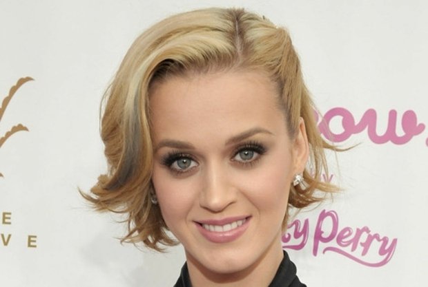 blont hår frisyr lockar Katy Perry Stars trådar blå