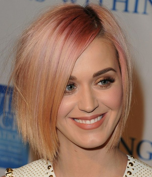 blont hår korta frisyrer sidoseparering Katy Perry