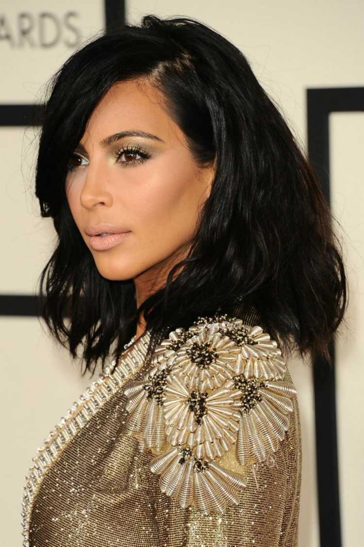 kort-frisyrer-för-kvinnor-kim-kardashian-medium-lång-våg-idé