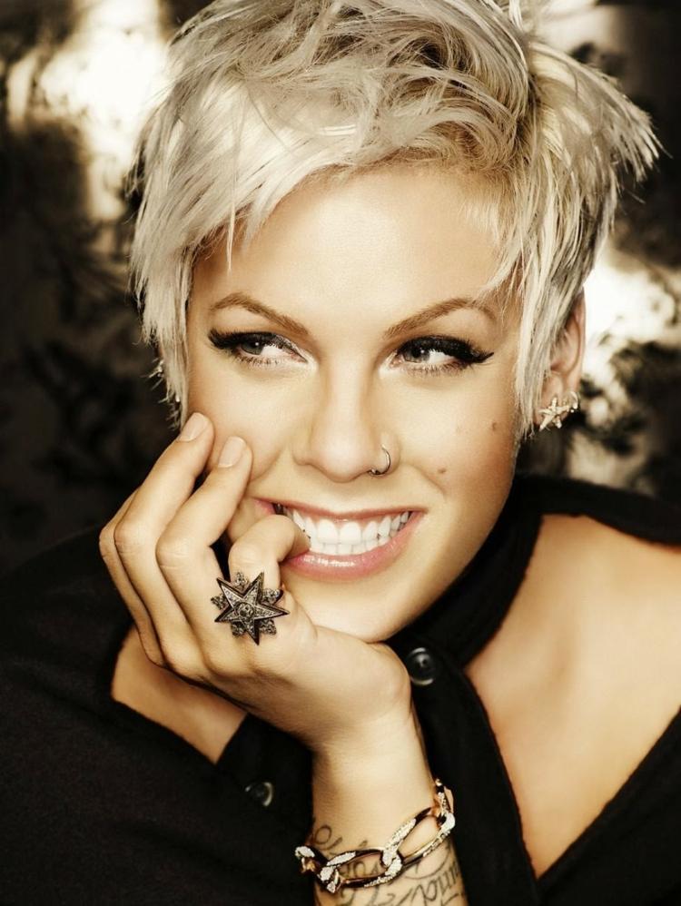 korta frisyrer-för-kvinnor-rosa-blond-sida avskiljande-smokey-eye