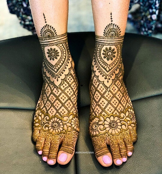 Yksinkertainen arabialainen Mehndi -muotoilu jaloille