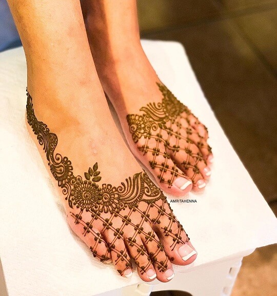 Kaunis arabialainen Mehendi -muotoilu jaloille