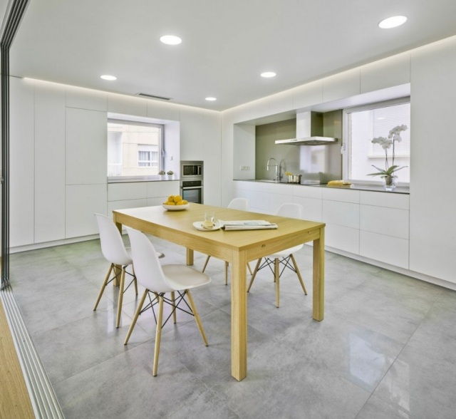 Inbyggt kök, modernt golv med undertak, vita bord i massivt trä