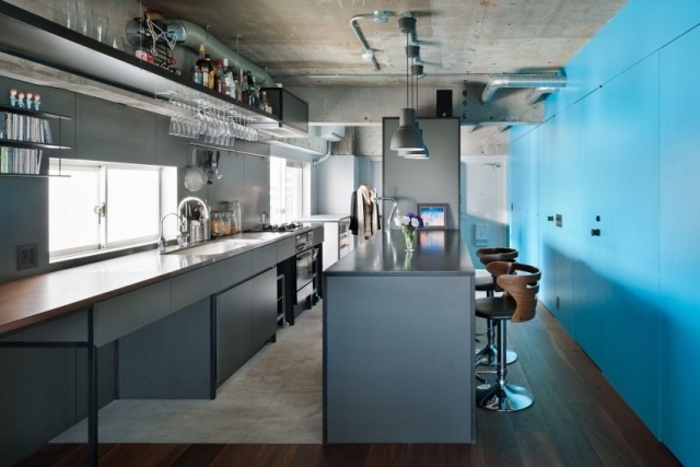 möblering stilar industriella eleganta kök blå skåp-öppna vägghyllor