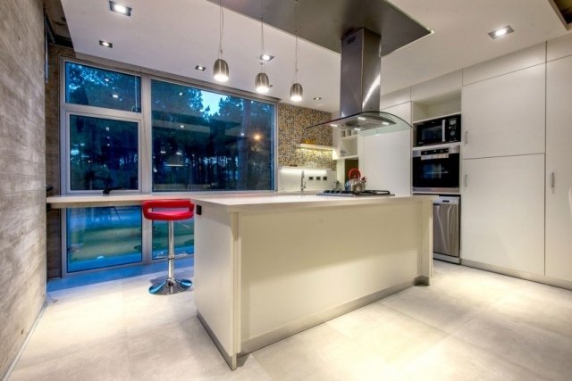 Idé för vita köksskåp-ö-metall-dörrhandtag betongvägg