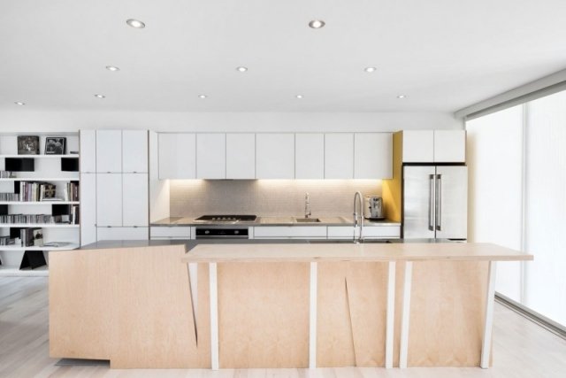 Inredning kök-vardagsrum-handtagslös skåpdörr ö trä ljuspanel-design