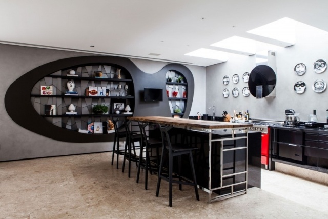 svart design kök med ö trä tallrik design stolar väggdekoration