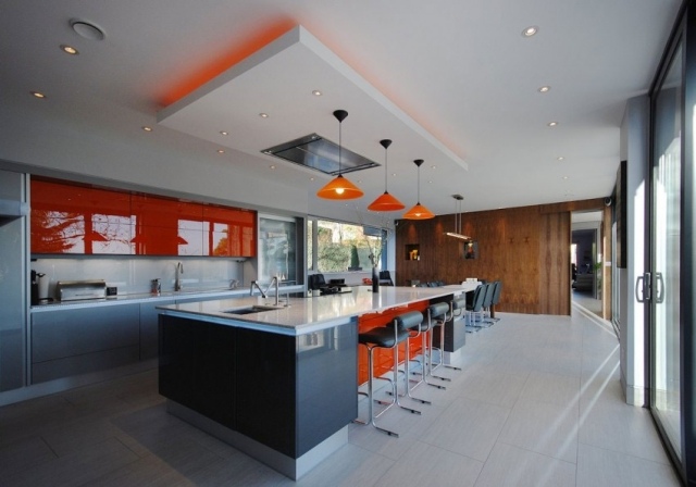 Rymligt kök Arkitektoniskt hus generellt koncept Belysning i rött Upphängt däck