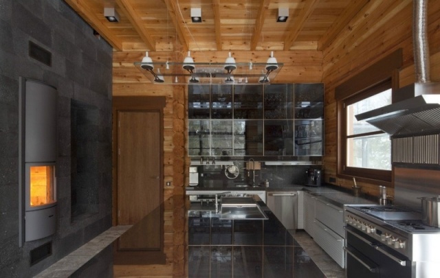 mysigt kök-chalet inomhus spis i skandinavisk stil inbyggda vitvaror spegelfronter