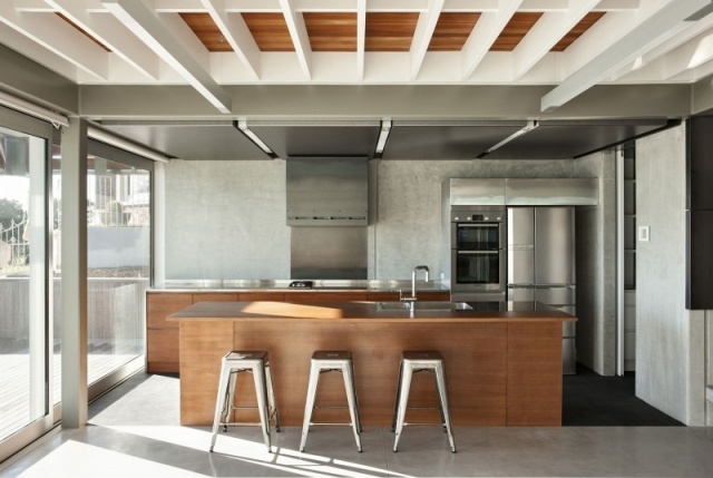 designhus massivt enda kök gjord av träpanelö