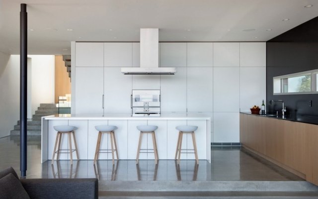 Vitt kök trä-stolar-rustik fläktkåpa minimalistisk modern