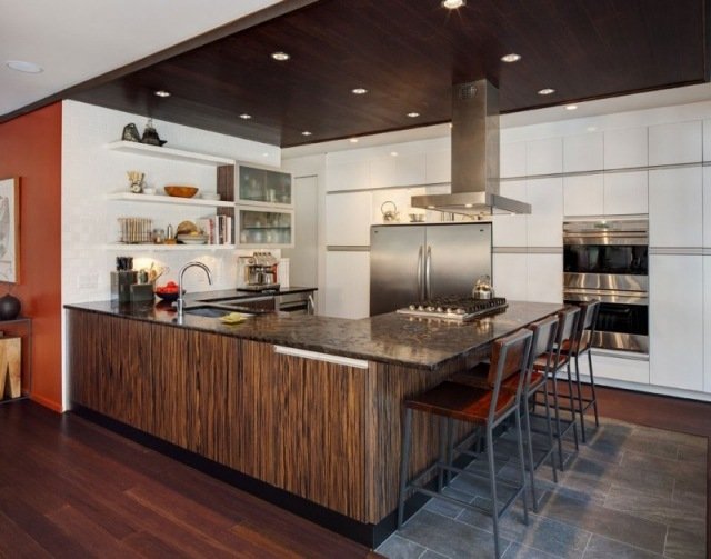Kök i rostfritt stål med ö-vitvaror-träpanel-golv på fronten parkett-kakel-natursten