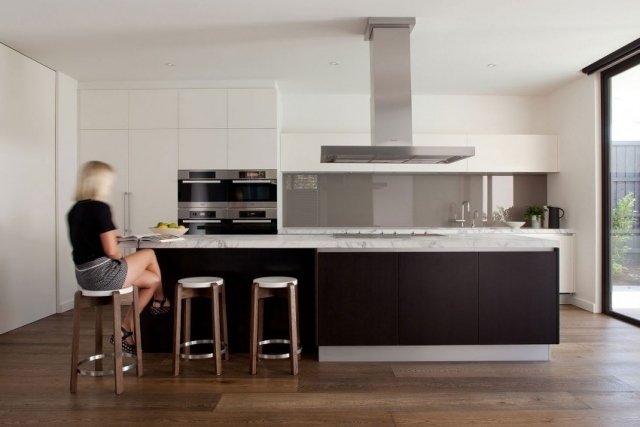 modernt-kök-svart-marmor-kök-vägg-rostfritt stål