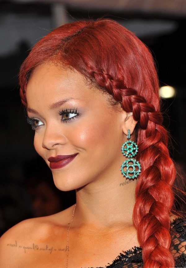 Rihanna djärvt rött hår flätat ponny örhängen design