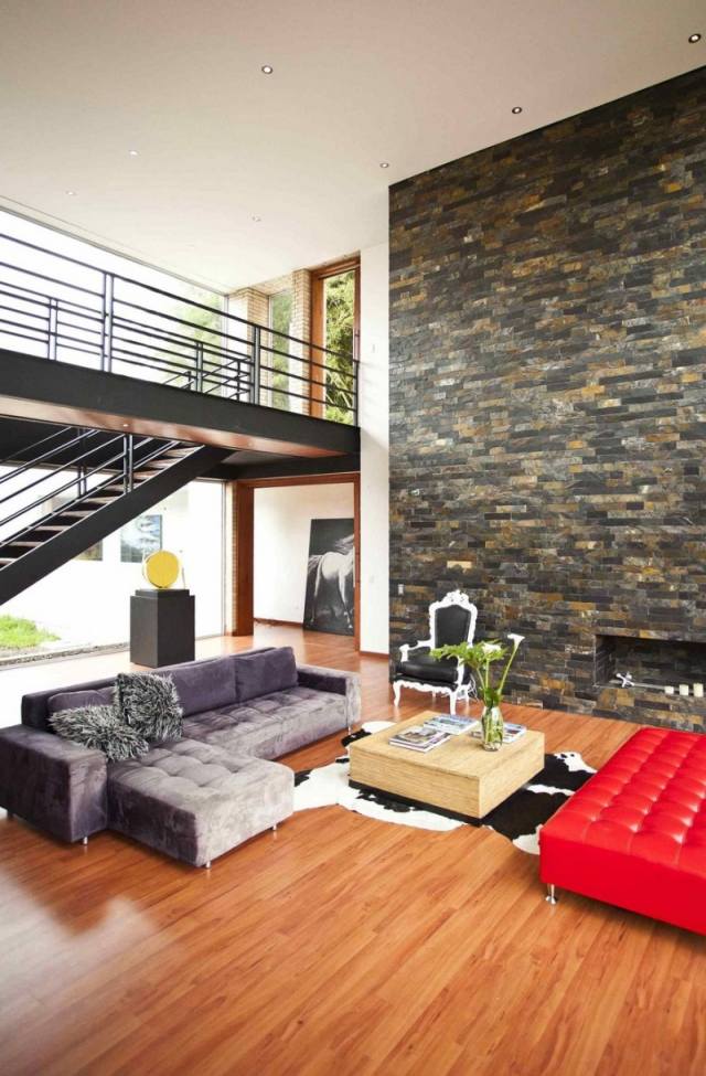 parkettgolv moderna möbler kontrast stenmur