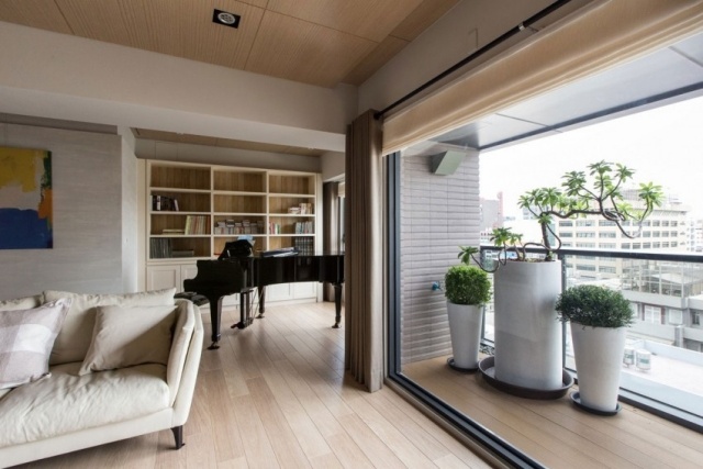modern lägenhetsinredning ljus balkong i trägolv