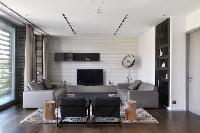 modernt vardagsrum trägolv grå möbler trädstubbs sidobord