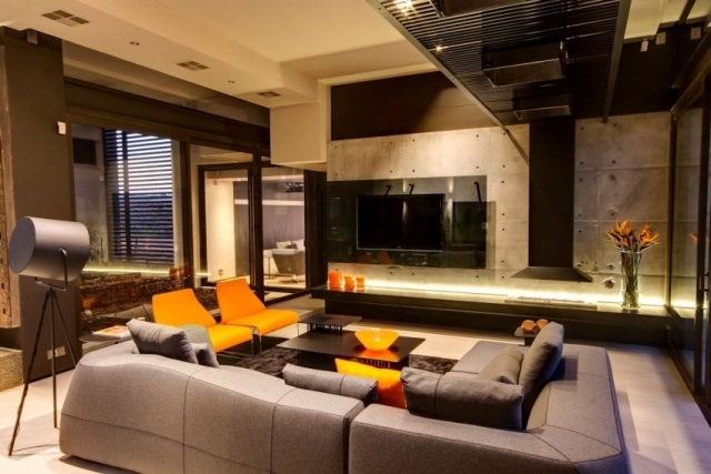 modernt-vardagsrum-grå-orange-möbler-exponerad betong-vitt trägolv