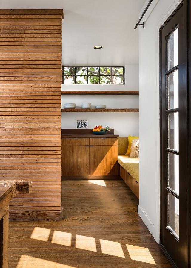 modernt hus trä väggbeklädnad golvmöbler natur charm