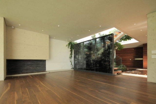 modernt hus trägolv glaspartitionskorridor