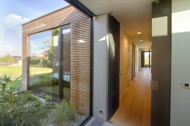 modern husinredning glas skjutdörrar trägolv korridor