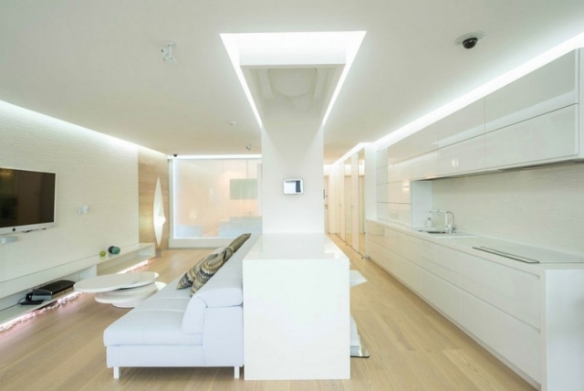 modern inredning vita möbler trä planka golv infällda lampor