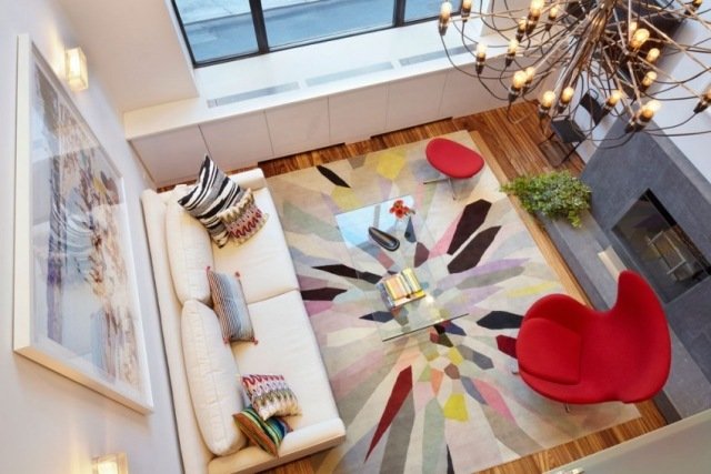 lyxig lägenhet parkettgolv moderna vardagsrum färgglada matta